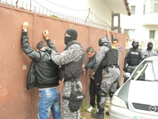 Hoţii săltaţi de mascaţi din aşternuturi rămân după gratii